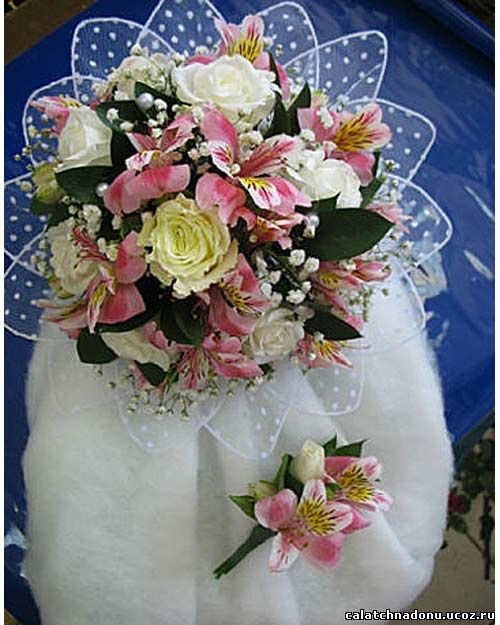 Свадебный круглый букет из альстромерии, розы и гипсофилы