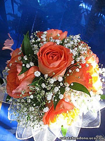 Свадебный букет из красных роз оформлен гипсофилой и рускусом