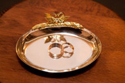 Обручальные кольца на золотой тарелочке