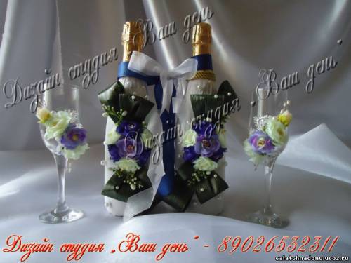 Свадебные бокалы и бутылки украшенные живыми цветами
