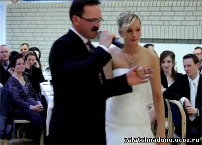 Папа поет песню на свадьбе дочери