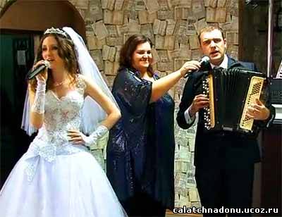 Жених и невеста поют песню - Звездочка