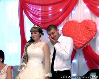 Жених и невеста слушают поздравление на свадьбе