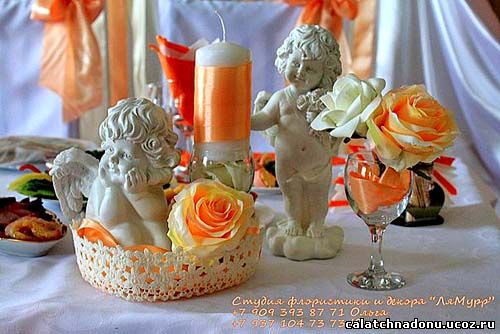 Цветы и ангелочки на свадебном столе молодоженов