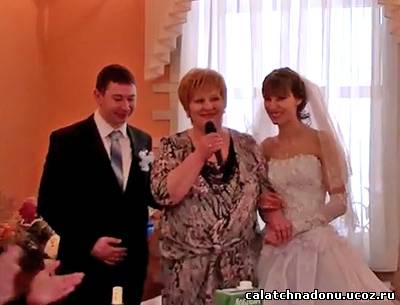 Мама поет песню переделанную для свадьбы